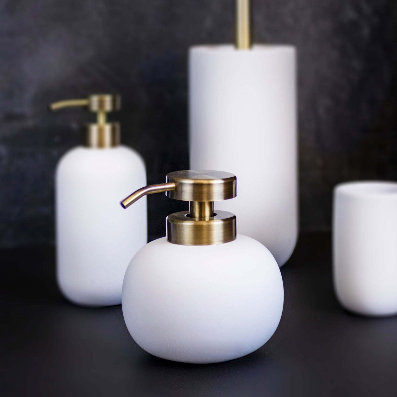 LOTUS white lav sæbedispenser i keramik med messing pumpe