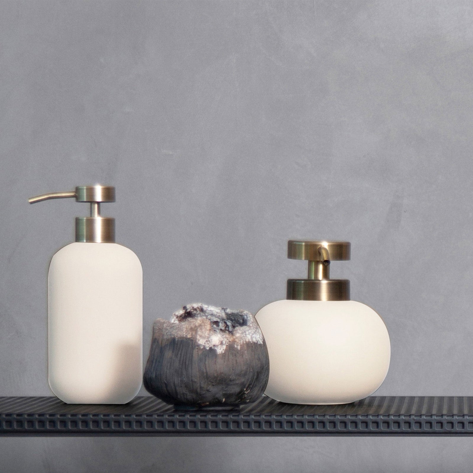 LOTUS Soap Dispenser, Low, White | Ceramic | Mette Ditmer – Mette